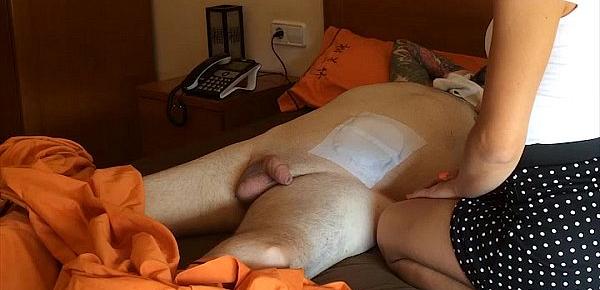  Mujer madura se calienta con un tetraplejico en su cama